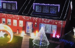 Αυτό είναι το πιο φωτεινό χριστουγεννιάτικο σπίτι -Έχει 40.000 λαμπάκια αναμμένα παρά... την ενεργειακή κρίση