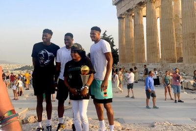 Στην Ακρόπολη «αγκαλιά» με τις κούπες από το NBA η οικογένεια Αντετοκούνμπο (εικόνες)