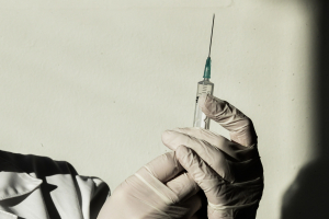 Βασιλακόπουλος: «Οι εμβολιασμένοι για ευλογιά είναι προστατευμένοι και από την ευλογιά των πιθήκων» (βίντεο)
