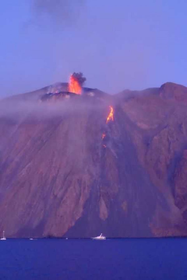 «Ξύπνησε» το ηφαίστειο Στρόμπολι στη Σικελία (vids)