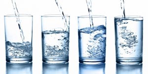 Πόσο νερό πρέπει να πίνουμε για να αδυνατίσουμε;