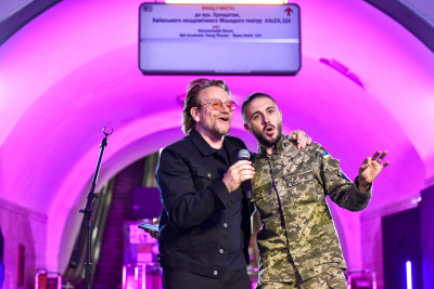 Ουκρανία: Ο Μπόνο και ο Ετζ των U2 σε συναυλία στο μετρό του Κιέβου! (βίντεο)