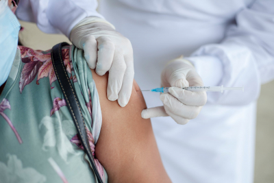 Κοντοζαμάνης: Εξετάζεται η επέκταση του υποχρεωτικού εμβολιασμού και σε άλλους κλάδους