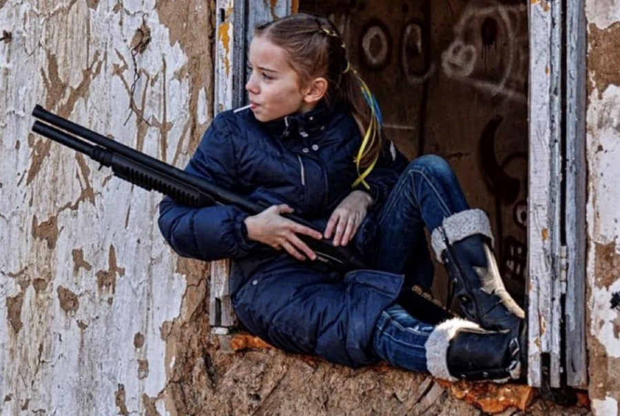Μια συγκλονιστική φωτογραφία από την Ουκρανία: Το κοριτσάκι με το γλειφιτζούρι και το όπλο