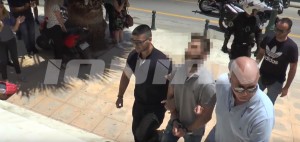 Ζάκυνθος: Καταχειροκροτήθηκε ο 26χρονος πατροκτόνος - «Άξιος» φώναζε το πλήθος (βίντεο + φωτο)
