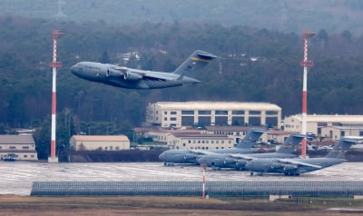 NATO: Έφτασαν οι πρώτες αμερικανικές στρατιωτικές ενισχύσεις στη Γερμανία