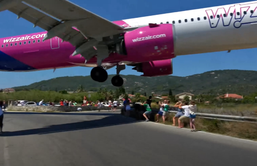 Τρομακτική προσγείωση αεροπλάνου στη Σκιάθο, περνάει πάνω από τα κεφάλια των ανθρώπων (βίντεο)