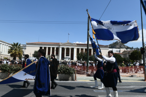 Τέμπη - Θεσσαλονίκη: Χωρίς μουσική και σε «μουδιασμένη» ατμόσφαιρα τιμήθηκε η παρέλαση