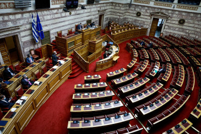 Κόντρες στη Βουλή για την επίταξη γιατρών: «Την κάνατε στο και πέντε» λέει ο ΣΥΡΙΖΑ