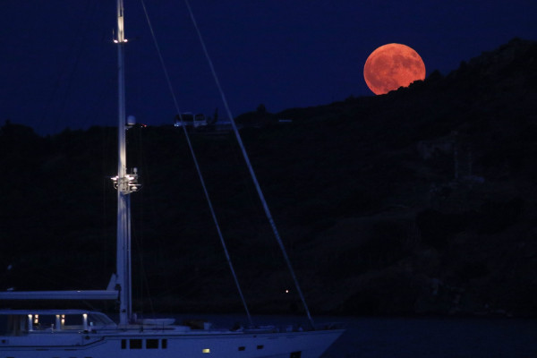 Ροζ πανσέληνος: Σήμερα το πρώτο φωτεινό φεγγάρι της Ανοιξης - Τι ώρα θα είναι ορατό