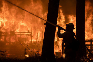 Καλιφόρνια: πυρκαγιά μαίνεται στους λόφους πάνω από την πόλη