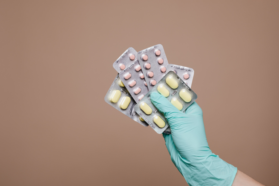 Έρχονται οι πρώτες αλλαγές στο Φάρμακο: Τι σχεδιάζει το υπουργείο Υγείας για ανασφάλιστους, συμπληρώματα και δαπάνες COVID
