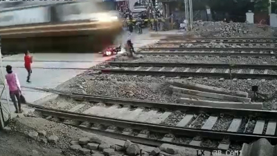 Οδηγός μοτοσικλέτας περνά διάβαση τρένου και γλιτώνει από θαύμα, βίντεο που κόβει την ανάσα