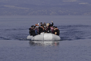 Ζήτησαν πολιτικό άσυλο οι 12 Τούρκοι που διασώθηκαν από το ναυάγιο κοντά στις Οινούσσες