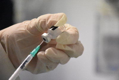 Εμβόλιο Moderna: H Sanofi θα παρασκευάσει έως 200 εκατ. δόσεις