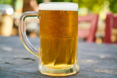 Ακόμα μια «θαυματουργή» ιδιότητα της μπύρας -Πώς βοηθάει στην πρόληψη του Αλτσχάιμερ