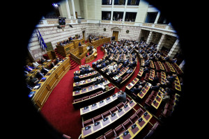 120 δόσεις σε ασφαλιστικά ταμεία: «Πέρασε» κατά πλειοψηφία το νομοσχέδιο από τις επιτροπές της Βουλής