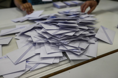 «Πόλεμος» ΥΠΕΣ - ΣΥΡΙΖΑ για την καμπάνια ενημέρωσης για την ψήφο των αποδήμων