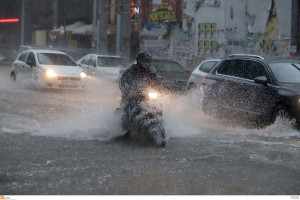 «Βούλιαξε» η Θεσσαλονίκη εξαιτίας της καταρρακτώδους βροχής