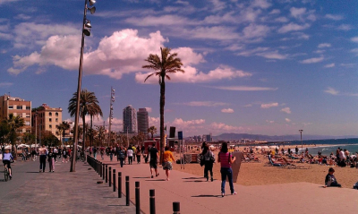 Βαρκελώνη: Καταβρέχουν παραλίες και πλατείες για να σταματήσουν τα κορονοπάρτυ