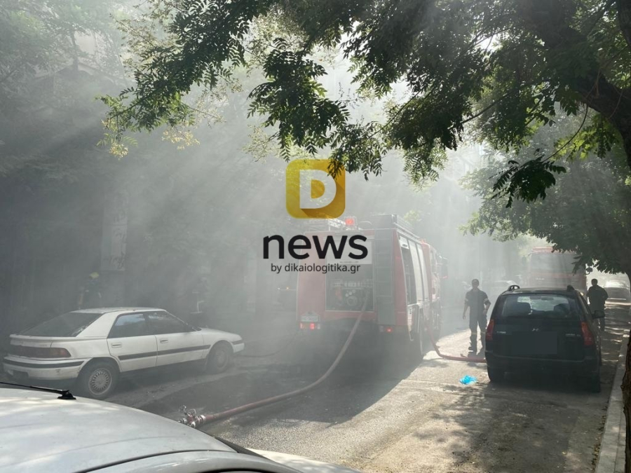 Εικόνες από τη μεγάλη φωτιά στο κέντρο της Αθήνας, πυκνοί καπνοί στην περιοχή