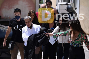 Θέμης Αδαμαντίδης: «Βρε καλώς τα παιδάκια, είπε στους δημοσιογράφους - Η άφιξη του τραγουδιστή στα δικαστήρια (βίντεο - εικόνες)