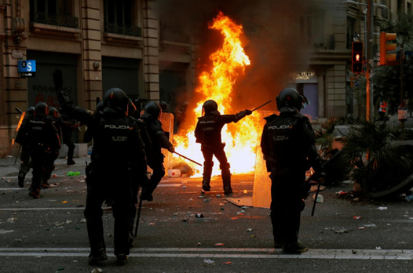 Χάος στην Ισπανία: Σφοδρές συγκρούσεις όλη τη νύχτα - Διαδηλωτές έστησαν οδοφράγματα