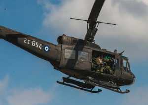 Ελικόπτερα της αεροπορίας στρατού πετούν κοντά στα σύνορα με τα Σκόπια