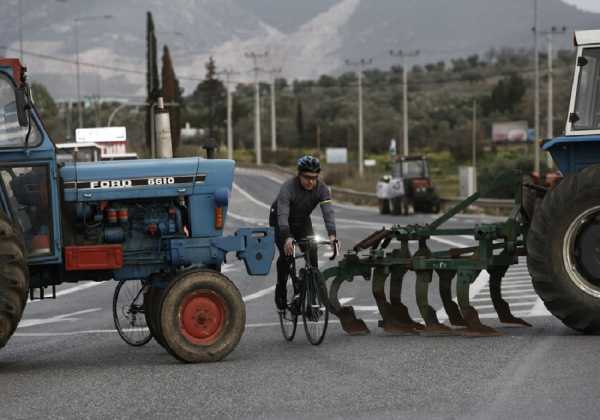 Καθημερινό μπλόκο αγροτών στην Ε.Ο. Ιωαννίνων - Αντιρρίου