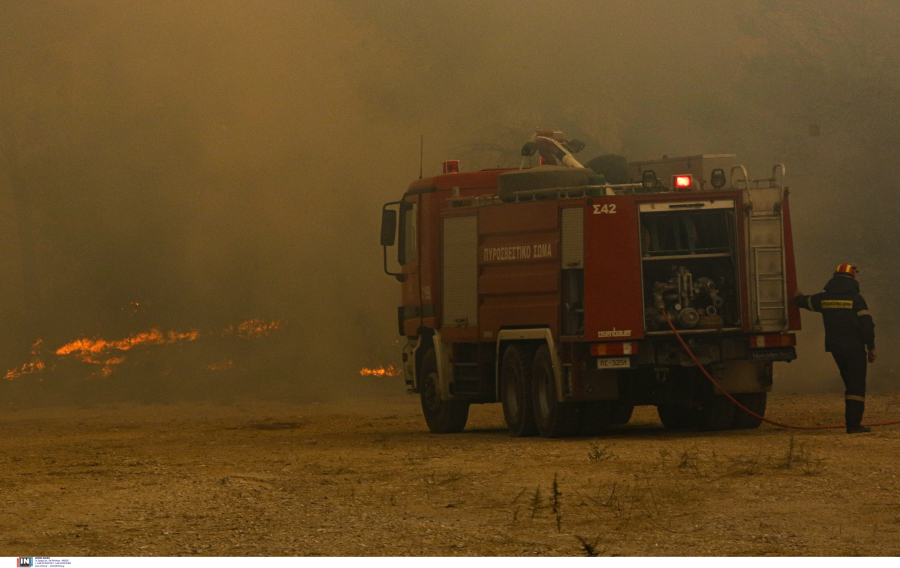 Δύσκολη η κατάσταση στη Πάρνηθα με συνεχείς αναζωπυρώσεις -Σε πλήρη εξέλιξη η φωτιά στη Βοιωτία (εικόνες, βίντεο)