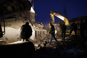 Σεισμός στην Αλβανία: Νύχτα απόγνωσης και θρήνου- Περισσότεροι από 20 οι νεκροί - Ψάχνουν στα συντρίμμια για ίχνη ζωής (pics&amp;vids)