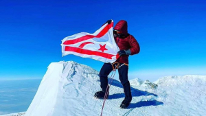 Νεκρός ο Τουρκοκύπριος ορειβάτης που ύψωσε τη σημαία του ψευδοκράτους στην Ανταρκτική