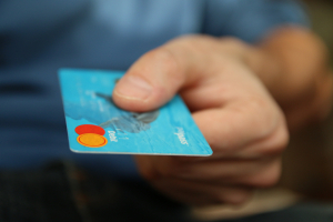 «Εφιάλτης» τα χρέη σε τράπεζες και κάρτες: 10 + 3 πρακτικές των εισπρακτικών εταιρειών που απαγορεύονται