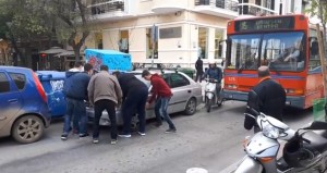 Περαστικοί σήκωσαν παράνομα σταθμευμένο αυτοκίνητο για να περάσει λεωφορείο (video)