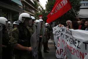 Ένταση μεταξύ διαδηλωτών και ΜΑΤ κοντά στο Σκοπευτήριο Καισαριανής