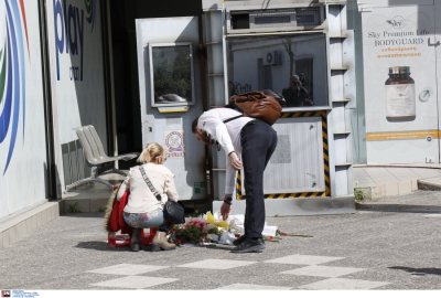 Γυναικοκτονία: Αστυνομικοί απαγόρευσαν στον κόσμο να αφήνει λουλούδια έξω από το αστυνομικό τμήμα
