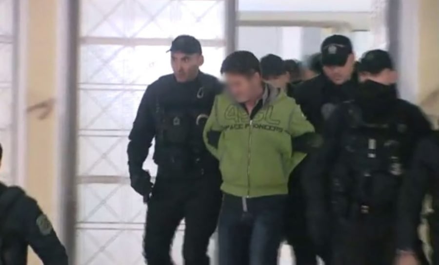 Οργή και γιουχάισμα έξω από τα Δικαστήρια στο Μεσολόγγι: Η αστυνομία «εξαφάνισε» τον 50χρονο κρεοπώλη