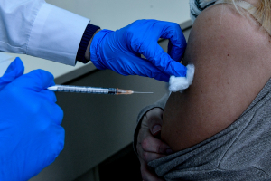 Κανονικά την Πέμπτη οι εμβολιασμοί, τι ισχύει με τα παιδιά - Πού αναστέλλονται