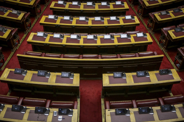 Κορονοϊός: Κατεβάζουν ρολά οι βουλευτές στα γραφεία τους