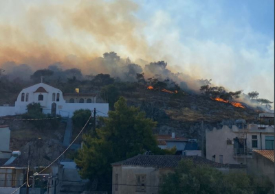 Φωτιά τώρα δίπλα σε σπίτια στη Σαλαμίνα: Και εναέρια μέσα στη μάχη με τις φλόγες (βίντεο)