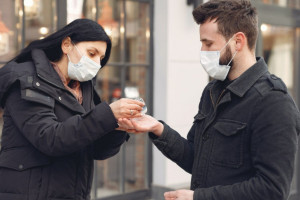 Κορονοϊός: Παραμένει σε χαμηλά επίπεδα η διασπορά του ιού στην Ελλάδα