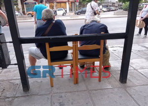 Εικόνες ντροπής για τη Θεσσαλονίκη: Πολίτες αναγκάστηκαν να δέσουν καρέκλες σε στάση λεωφορείου γιατί λείπει το παγκάκι