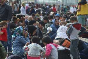 Ειδομένη: Μέσα στη βροχή και το κρύο παραμένουν εγκλωβισμένοι 13.000 πρόσφυγες