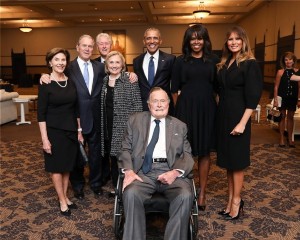 Ομπάμα,Κλίντον, Μπους και Τραμπ χαμογελούν...στην κηδεία της Μπάρμπαρα Μπους