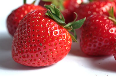 Τι είναι τα άσπρα στίγματα που έχουν οι φράουλες; Θα μείνετε άφωνοι