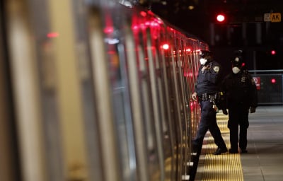 Απάνθρωπη ενέργεια στη Νέα Υόρκη: Πήρε φόρα και πέταξε επιβάτη στις γραμμές του μετρό (βίντεο)