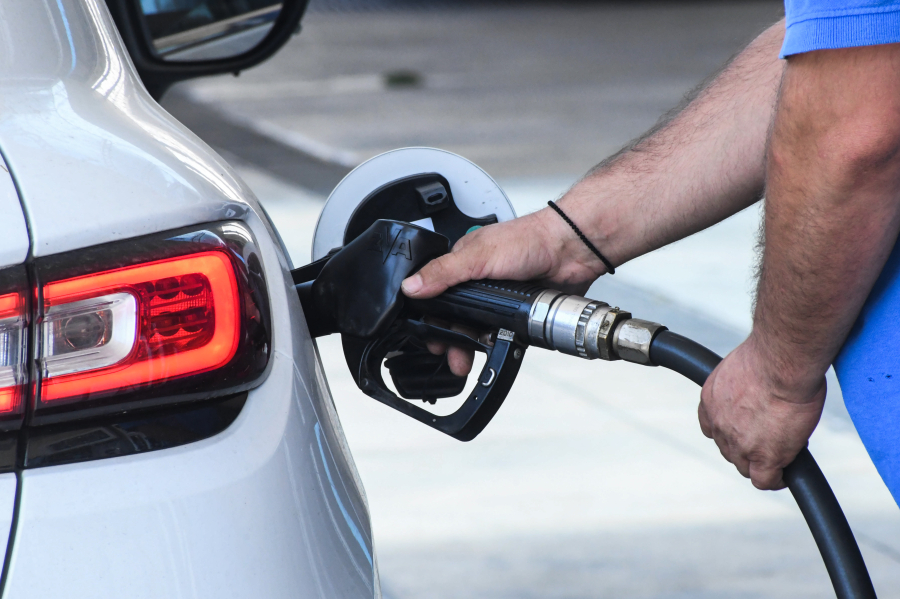 Αυξήσεις στα καύσιμα: Η πρόεδρος των βενζινοπωλών Αττικής μιλά στο Dnews, πού ξεπέρασε τα 2 ευρώ η αμόλυβδη