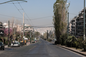 Κυριακή του Πάσχα: «Ερημη χώρα» η Αθήνα, άδειοι οι δρόμοι (εικόνες)
