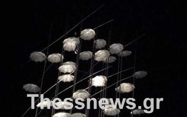 Θεσσαλονίκη: Άντρας ανέβηκε στις «Ομπρέλες»