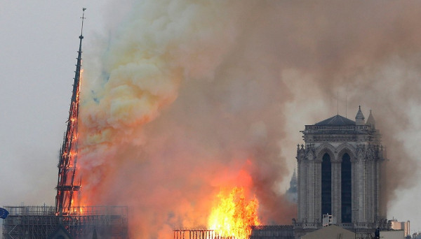 Παναγία των Παρισίων: Οι καμπάνες των καθεδρικών ναών θα ηχήσουν σήμερα σε όλη τη Γαλλία την ώρα που ξεκίνησε η χθεσινή πυρκαγιά